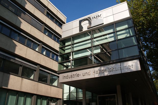 Au&szlig;enansicht des Haupteingangs der IHK Ostwestfalen in Bielefeld