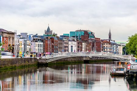 Ha&rsquo;penny Bridge &uuml;ber den Fluss Liffey in Dublin.