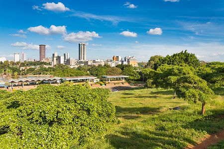 Skyline von Nairobi mit Hochh&auml;usern und Gr&uuml;nfl&auml;chen.