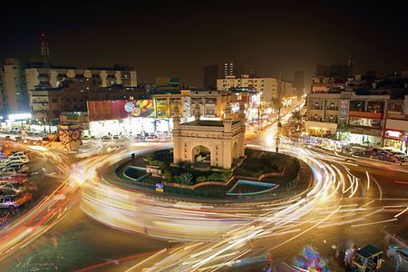 Nachtaufnahme von Karachi mit Empress Market und Lichtspuren.