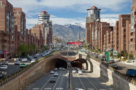 Moderne Stra&szlig;e in Teheran mit Milad-Turm im Hintergrund.