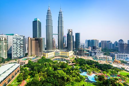 Kuala Lumpur mit den Petronas Towers und Stadtpark im Vordergrund.