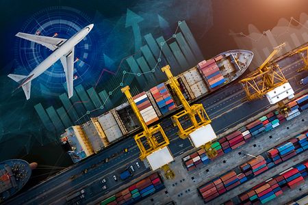 Luftaufnahme eines Hafens mit Containerschiffen, Kr&auml;nen und einem Flugzeug