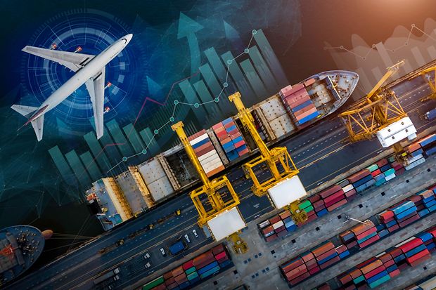 Luftaufnahme eines Hafens mit Containerschiffen, Kr&auml;nen und einem Flugzeug