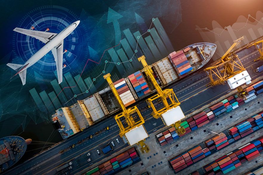 Luftaufnahme eines Hafens mit Containerschiffen, Kr&auml;nen und einem Flugzeug