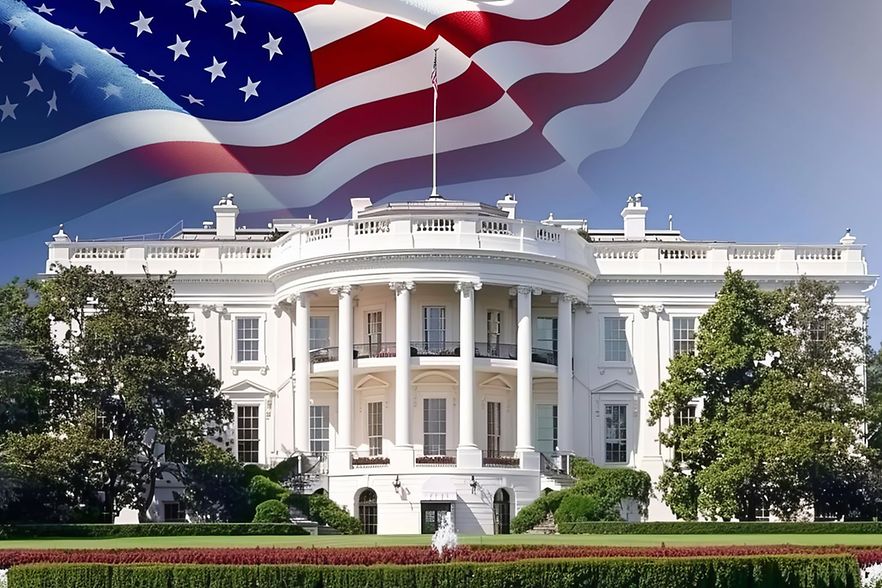 Das Wei&szlig;e Haus mit wehender US-Flagge &ndash; Symbol politischer Macht der USA.