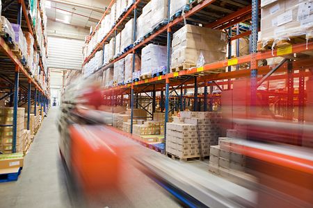 Hochregallager mit bewegten Gabelstaplern &ndash; Effiziente, moderne Warenlogistik