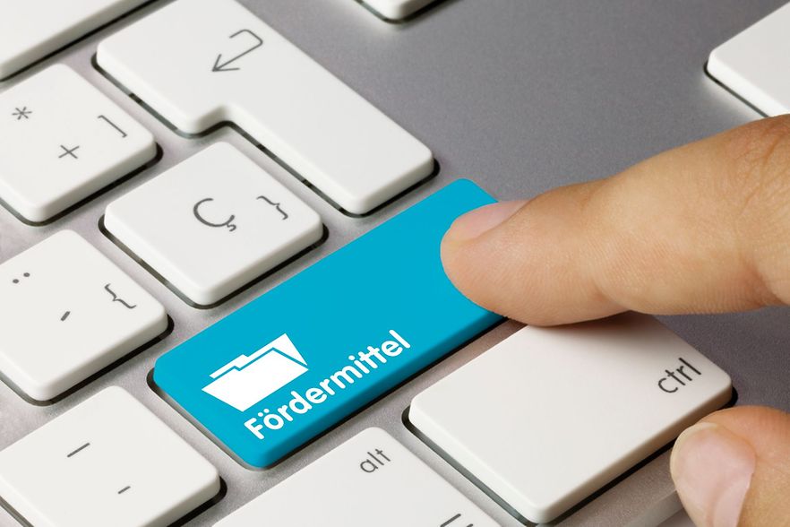 Finger dr&uuml;ckt auf einer Tastatur auf die Taste mit der Aufschrift "F&ouml;rdermittel"