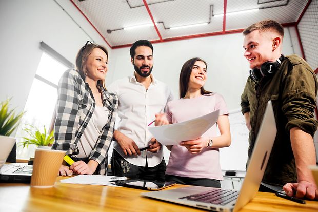 Junges Team bei der Zusammenarbeit im modernen B&uuml;ro