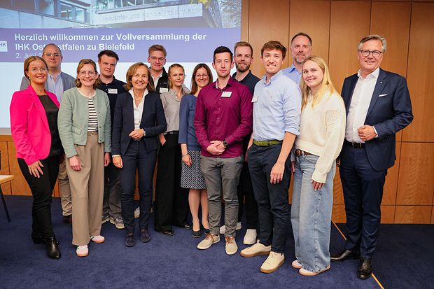 Gruppenfoto bei der IHK-Vollversammlung in Bielefeld am 2. Juni.