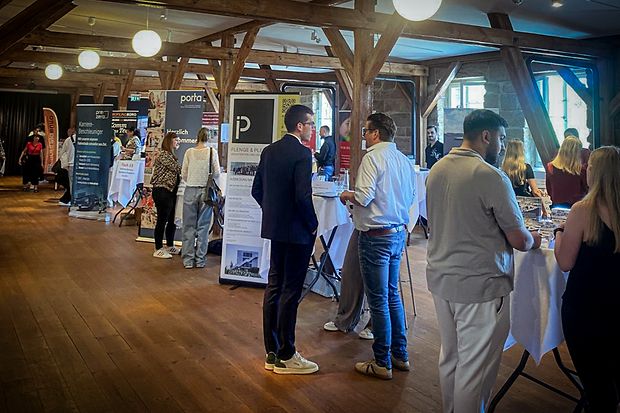 Ausbildungsinteressierte und Unternehmen im Gespr&auml;ch beim Azubi-Speed-Dating im Preu&szlig;enmuseum Minden.