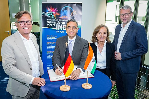 Gruppenfoto mit indischem Botschafter beim Eintrag ins G&auml;stebuch der IHK Ostwestfalen