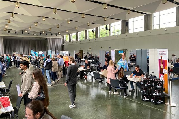 Gro&szlig;e Halle mit zahlreichen St&auml;nden, Ausstellern und Besuchern - Azubi-Speed-Dating in Paderborn