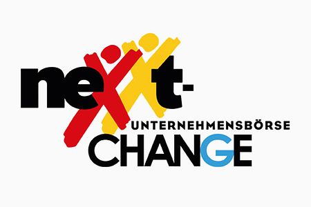 Logo nexxt-change in Schwarz, Rot, Gelb und Blau