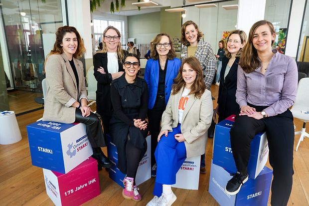 Gruppenfoto von acht Frauen bei einer IHK-Veranstaltung in Ostwestfalen.
