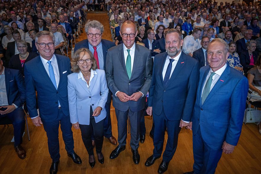 Gruppenfoto beim Unternehmertag in gro&szlig;em Saal