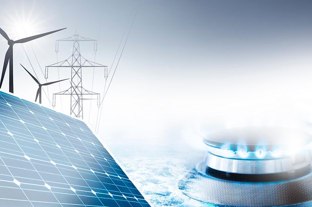 Solarzellen, Windr&auml;der, Strommast und Gasflamme