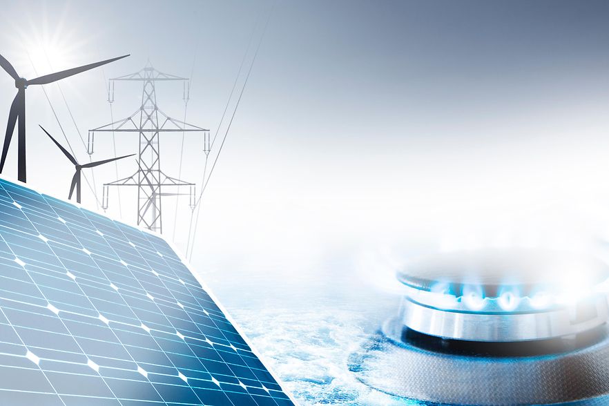 Solarzellen, Windr&auml;der, Strommast und Gasflamme