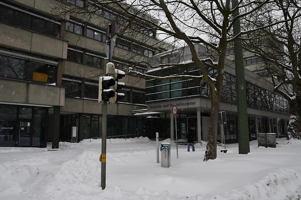 Das Geb&auml;ude der IHK Ostwestfalen in Bielefeld im Winter mit Schnee