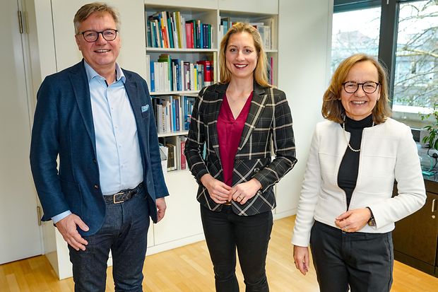 IHK-Pr&auml;sident und EU-Abgeordnete bei Fototermin in IHK-Hauptgesch&auml;ftsf&uuml;hrung