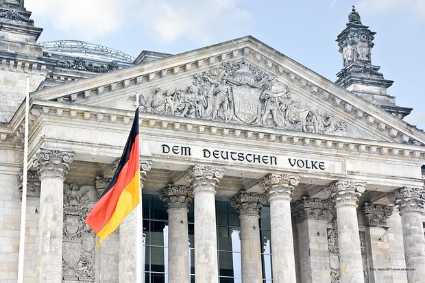 Reichstag mit Schriftzug &bdquo;Dem Deutschen Volke&ldquo; und Flagge.