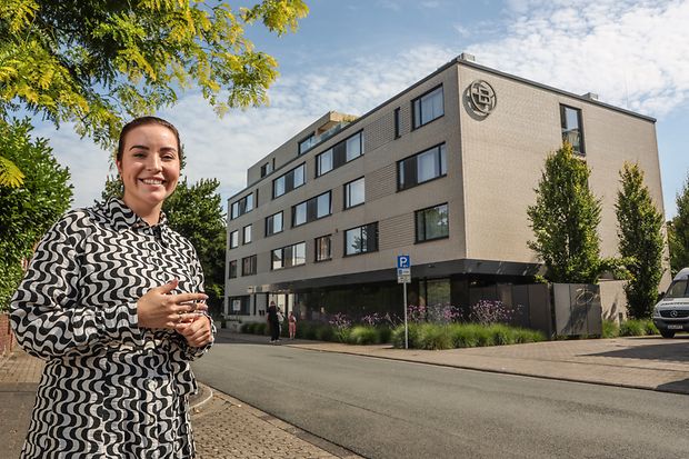 Elena Siebelt steht vor ihrem Motel B in Bocholt. 