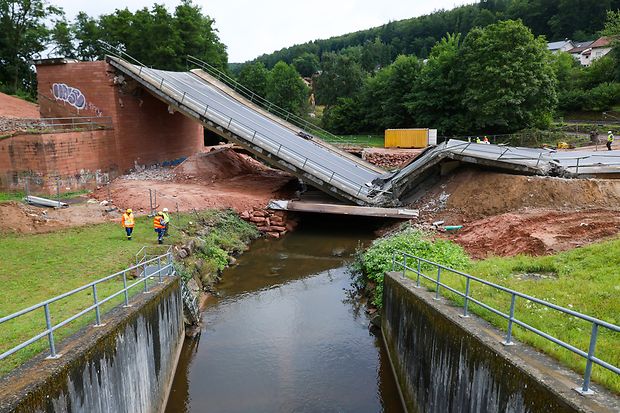 Sprengung Zeller Br&uuml;cke an der B45 in Bad K&ouml;nig