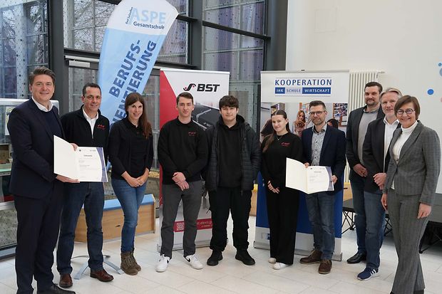 Gruppenfoto mit Jugendlichen und Erwachsenen bei Schulkooperation