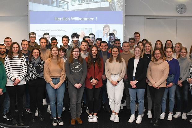 Gruppenfoto junger Menschen bei einer Informationsveranstaltung zum Weiterbildungsstipendium