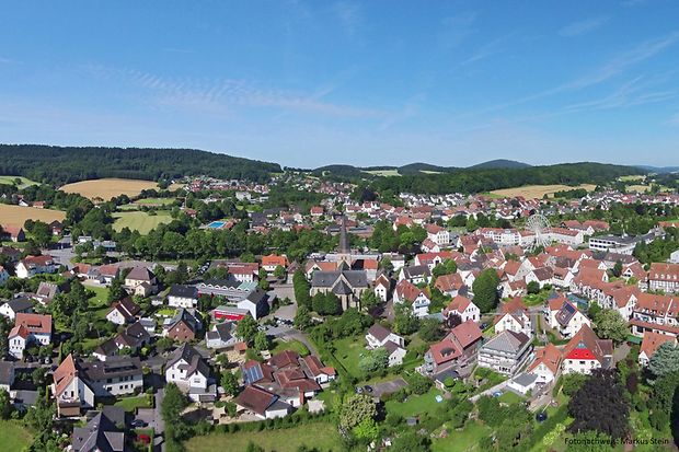 Luftaufnahme der Stadt Werther in Nordrhein-Westfalen an einem sonnigen Tag.