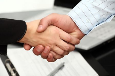 Handschlag zweier Gesch&auml;ftsleute