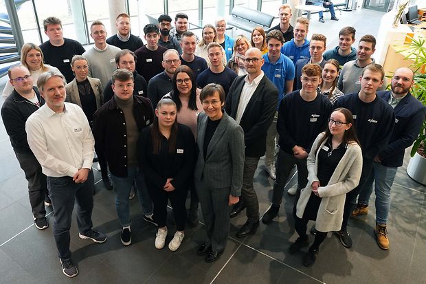Gruppenfoto in einem Foyer.