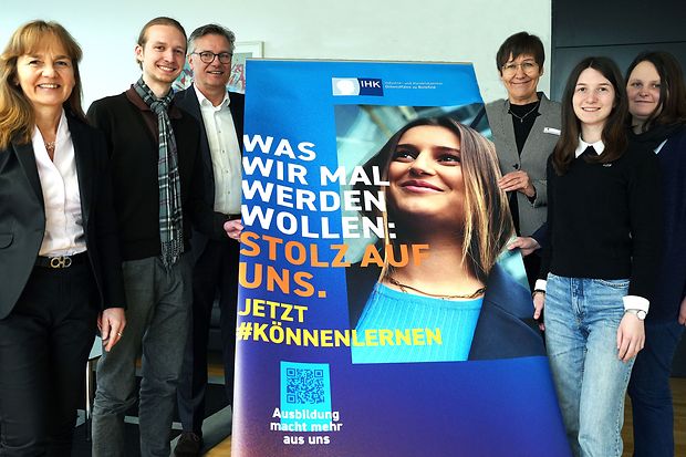 Sechs Personen pr&auml;sentieren ein IHK-Poster zur Ausbildungskampagne.