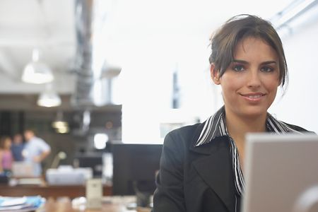 Ausl&auml;ndische Gesch&auml;ftsfrau am Arbeitsplatz