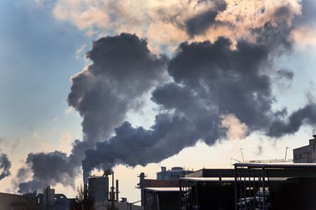Industrieschlote mit Abgasen