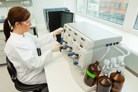 Chemielaborantin bei der Arbeit