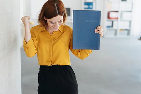 junge Frau mit Bewerbungsmappe