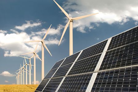 Solarzellen und Windkraftanlage auf bl&uuml;hendem Feld