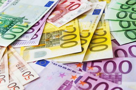 Verschiedene Euro-Banknoten liegen &uuml;bereinander