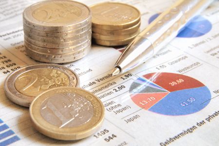 Euro-M&uuml;nzen und Stift auf Diagramm