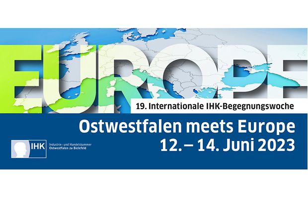 Banner mit Aufschrift &bdquo;Ostwestfalen meets Europe, 12.&ndash;14. Juni 2023&ldquo; vor Europakarte.