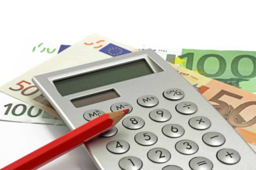 Taschenrechner und Stift auf Geldscheinen