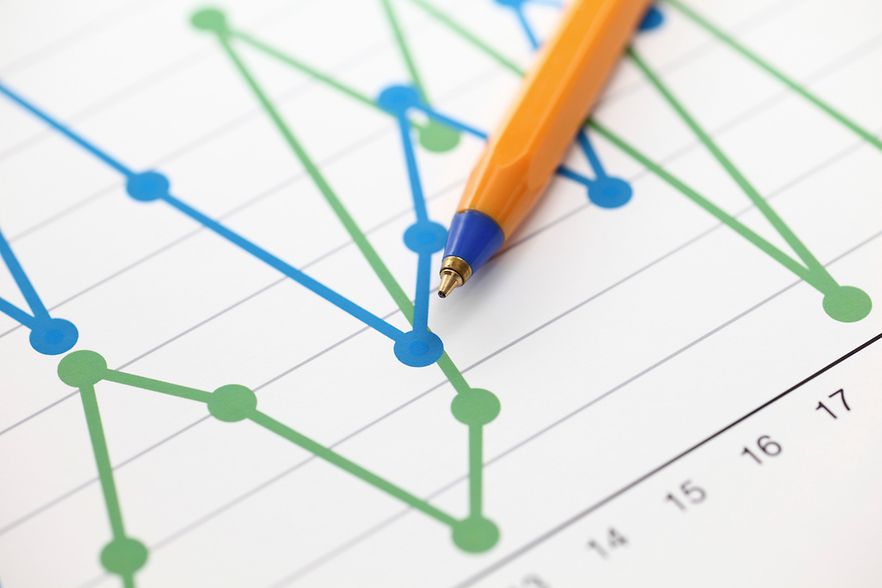 Stift liegt auf Liniendiagramm