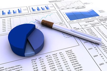Kreisdiagramm in 3D und Stift auf Unterlagen mit Wirschaftsstatistiken