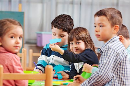 Kindergruppe beim Basteln