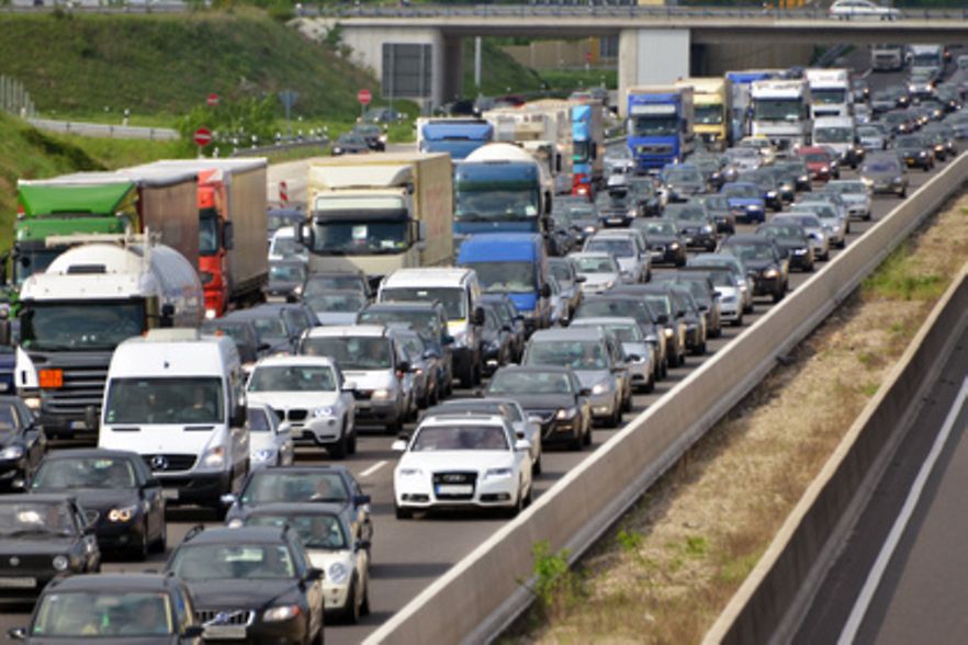 Stau auf einer dreispurigen Autobahn, Vorderansicht
