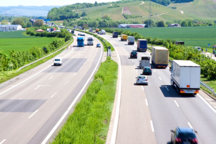 Dreispurige Autobahn in beide Richtungen