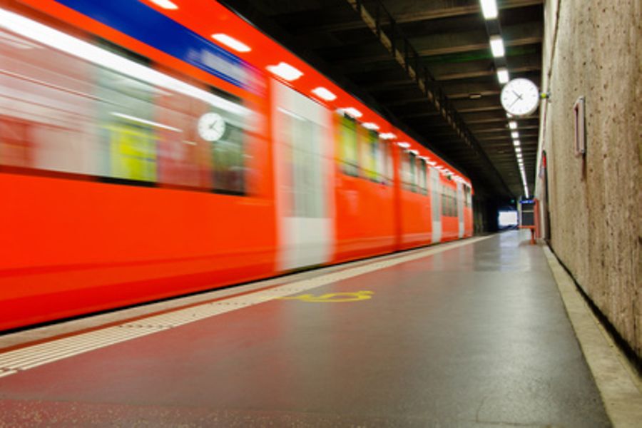 Unterirdische Bahn fährt ein