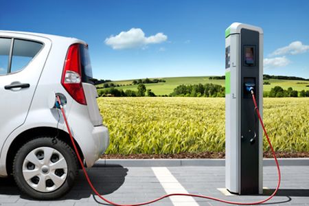 Elektroauto wird an einer Lades&auml;ule aufgeladen