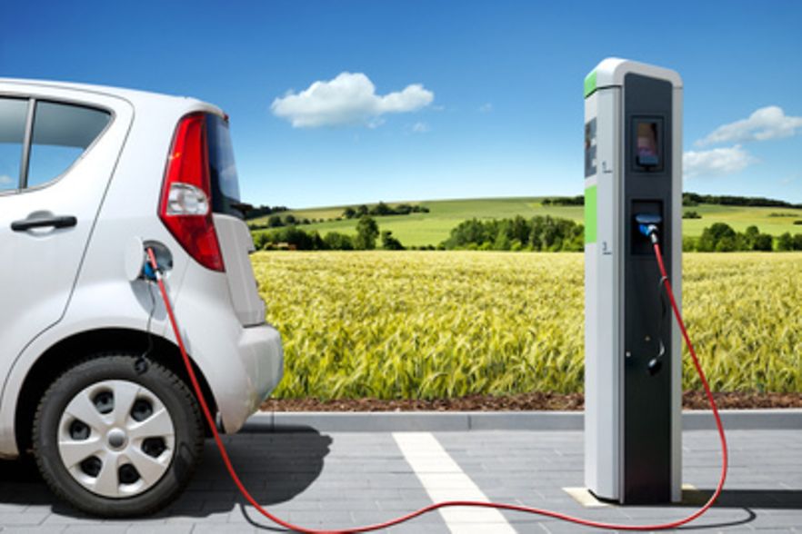 Elektroauto wird an einer Lades&auml;ule aufgeladen